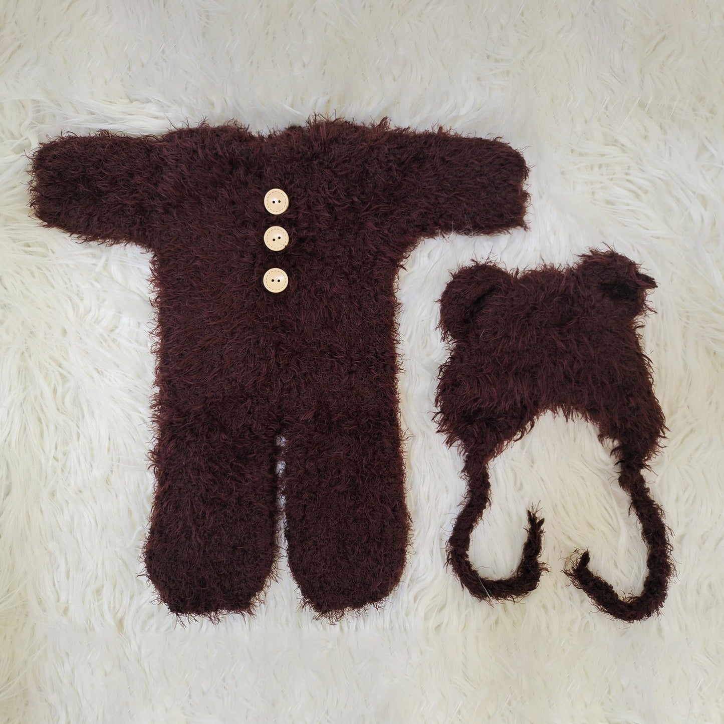 Warm and stylish young bear onesie made of cozy mink velvet, perfect for photography sessions. Suitable for both boys and girls, this outfit comes in light brown, dark brown, white, and ivory colors, making it a must-have in the autumn and winter