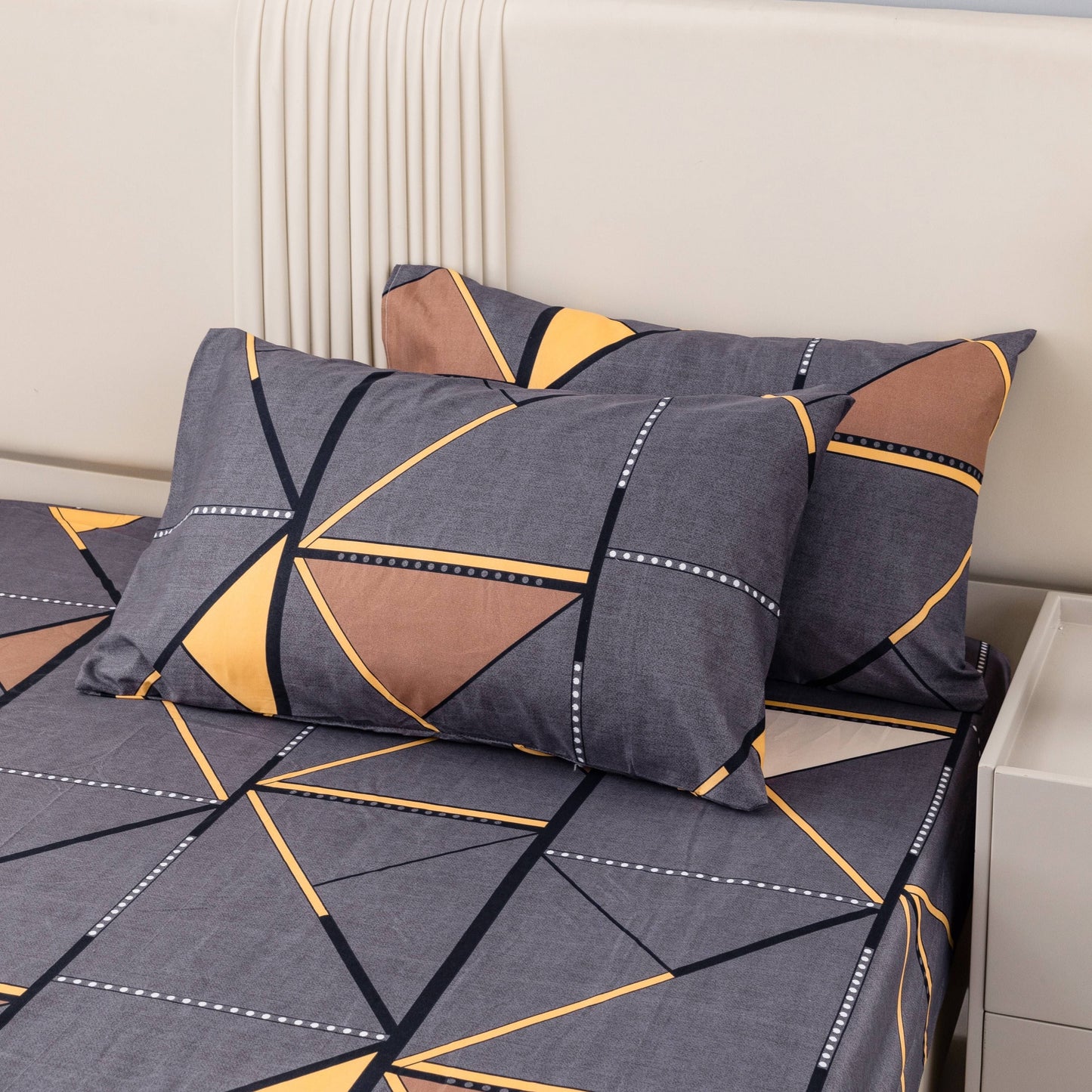 Geometric Pattern Bedding Set featuring a Duvet Cover and 2 Pillowcases made from Breathable All-Season Polyester. Zipper Closure for easy use. Machine Washable with Sanded Craftsmanship and Active Printing. Includes 3 pieces in total.