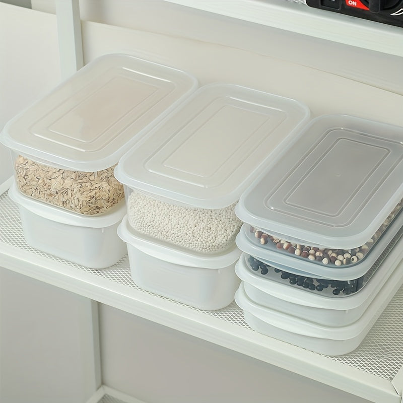 Essential kitchen organization: Multi-size plastic food storage container with soft lid, microwave and freezer safe. Ideal for storing meat, fruits, and vegetables.