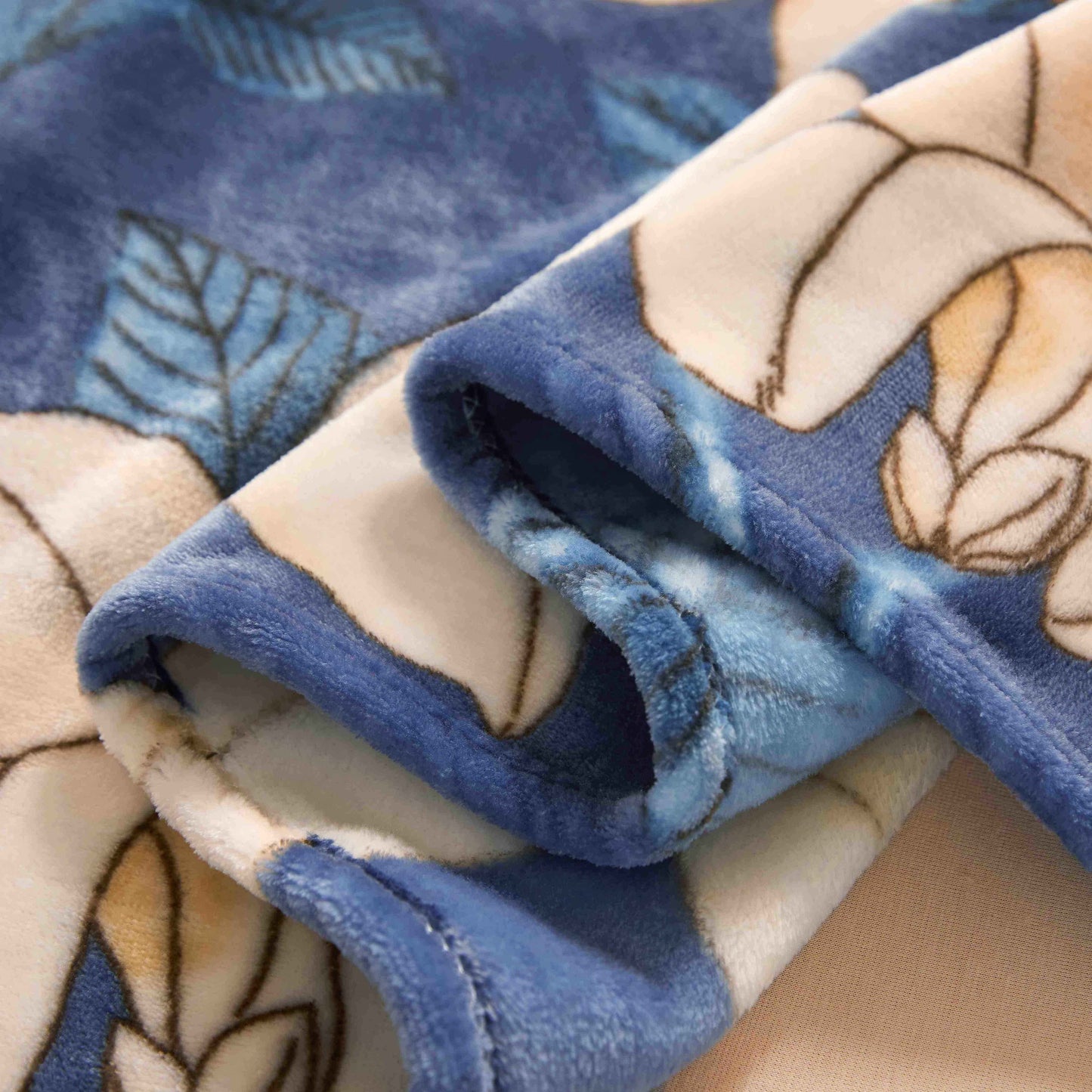 Stay cozy with this contemporary floral throw blanket, made from soft, warm plush flannel fleece. Featuring an active print design and weighing 180-200gsm, this blanket is perfect for all-season comfort. Crafted with polyester, it is suitable for use on