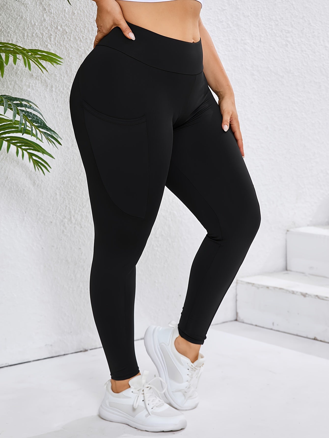 Stylish plus-size leggings with side pockets, made of stretch polyester and elastane blend, solid color, machine washable - perfect for all seasons.