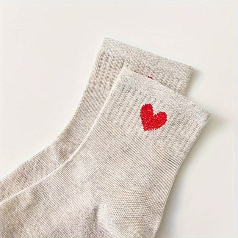 5 pairs of comfortable women's mid-tube socks with heart patterns.