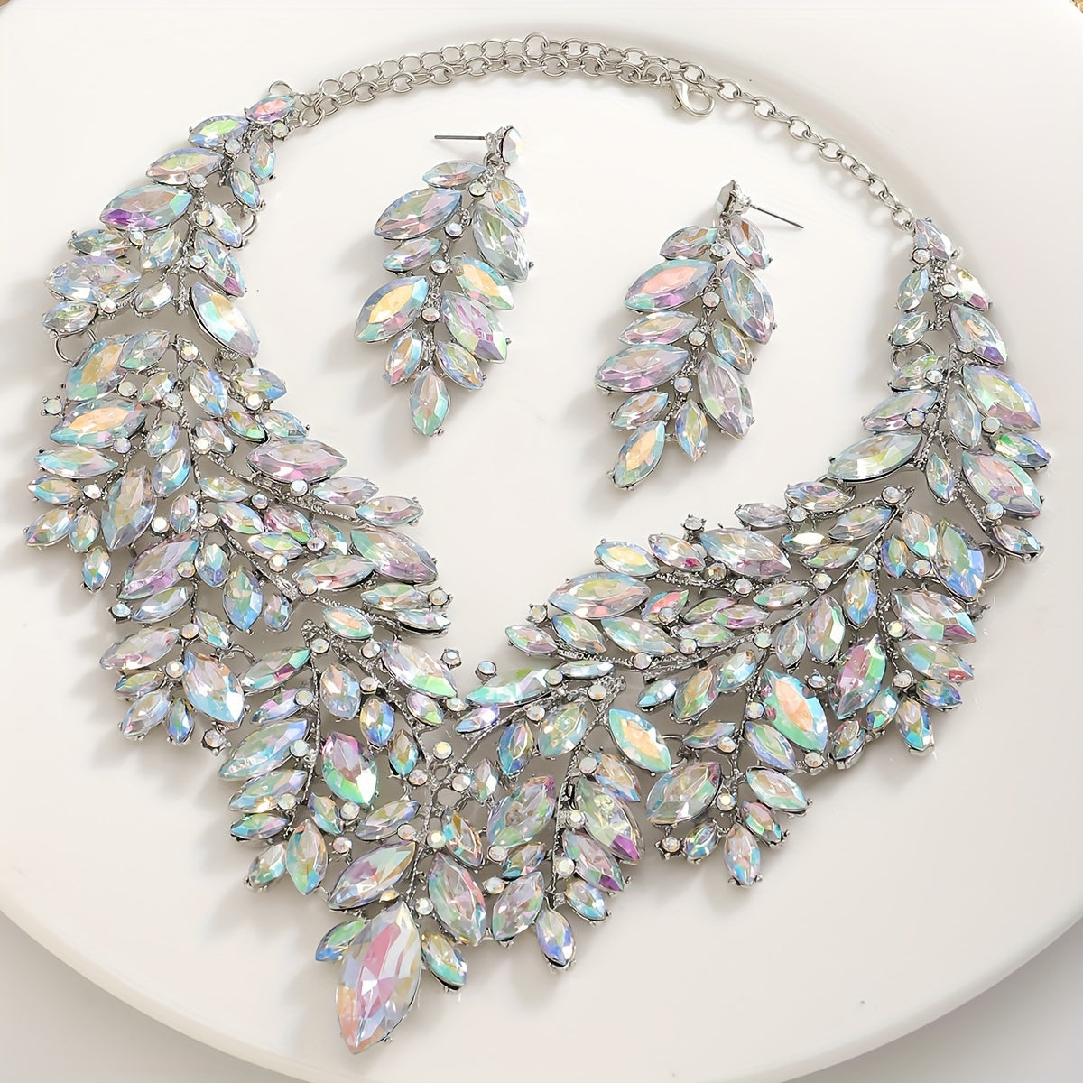 Middle Eastern-inspired bridal wedding dress jewelry set, featuring a luxurious rhinestone necklace and earrings. This elegant and delicate set is perfect for a high-end banquet or as a gift for loved ones.