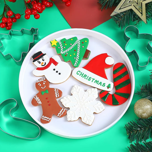 6-piece set of Christmas cookie cutters made of stainless steel, perfect for making biscuits and pastries. These baking tools are essential kitchen accessories for anyone who loves to bake cookies. Perfect for baking delicious treats during the holiday