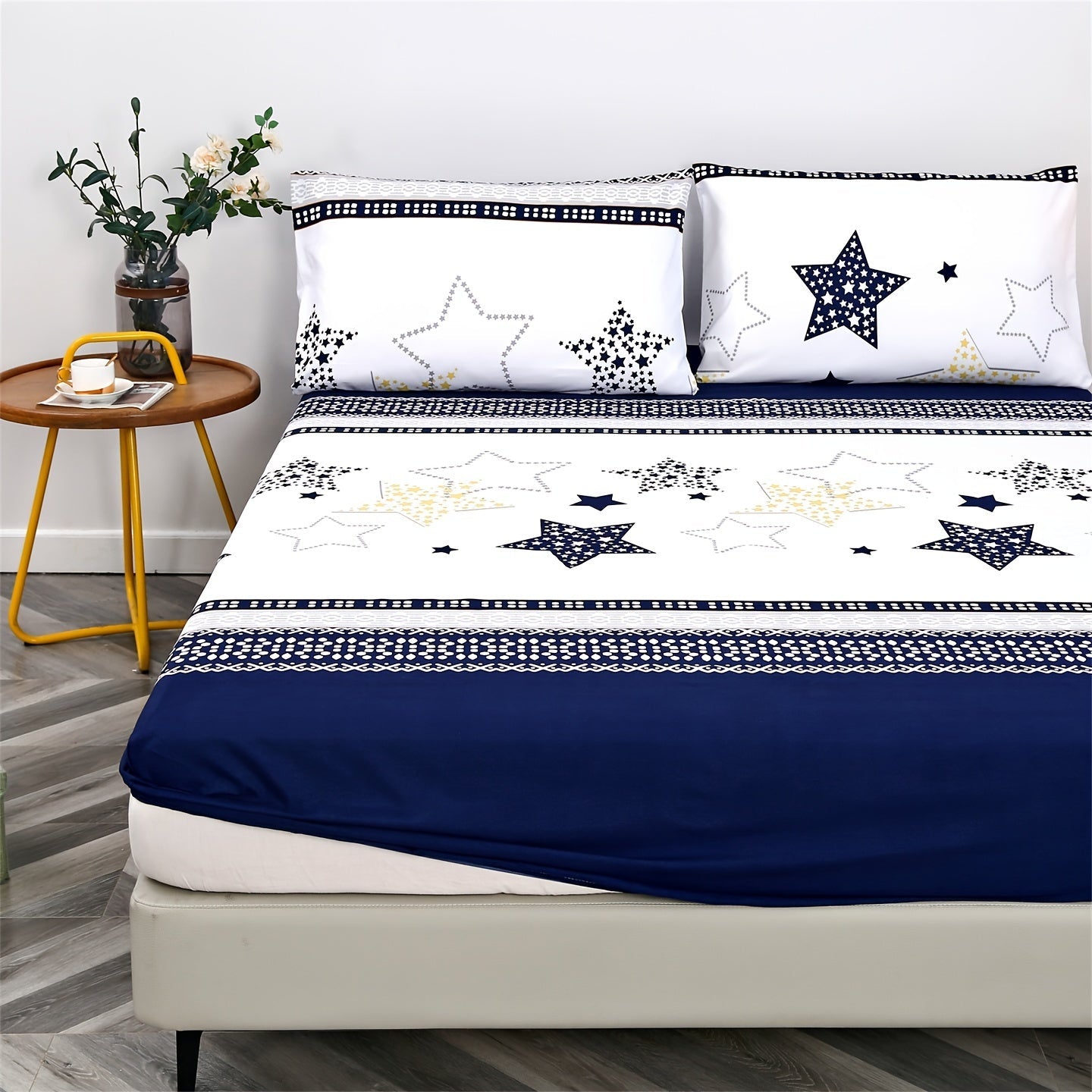 This bedding set features a stylish geometric five-pointed star and line graph print. It includes three pieces: one fitted sheet and two pillowcases. Soft and comfortable, it is perfect for bedrooms and guest rooms. The set does not include a core.