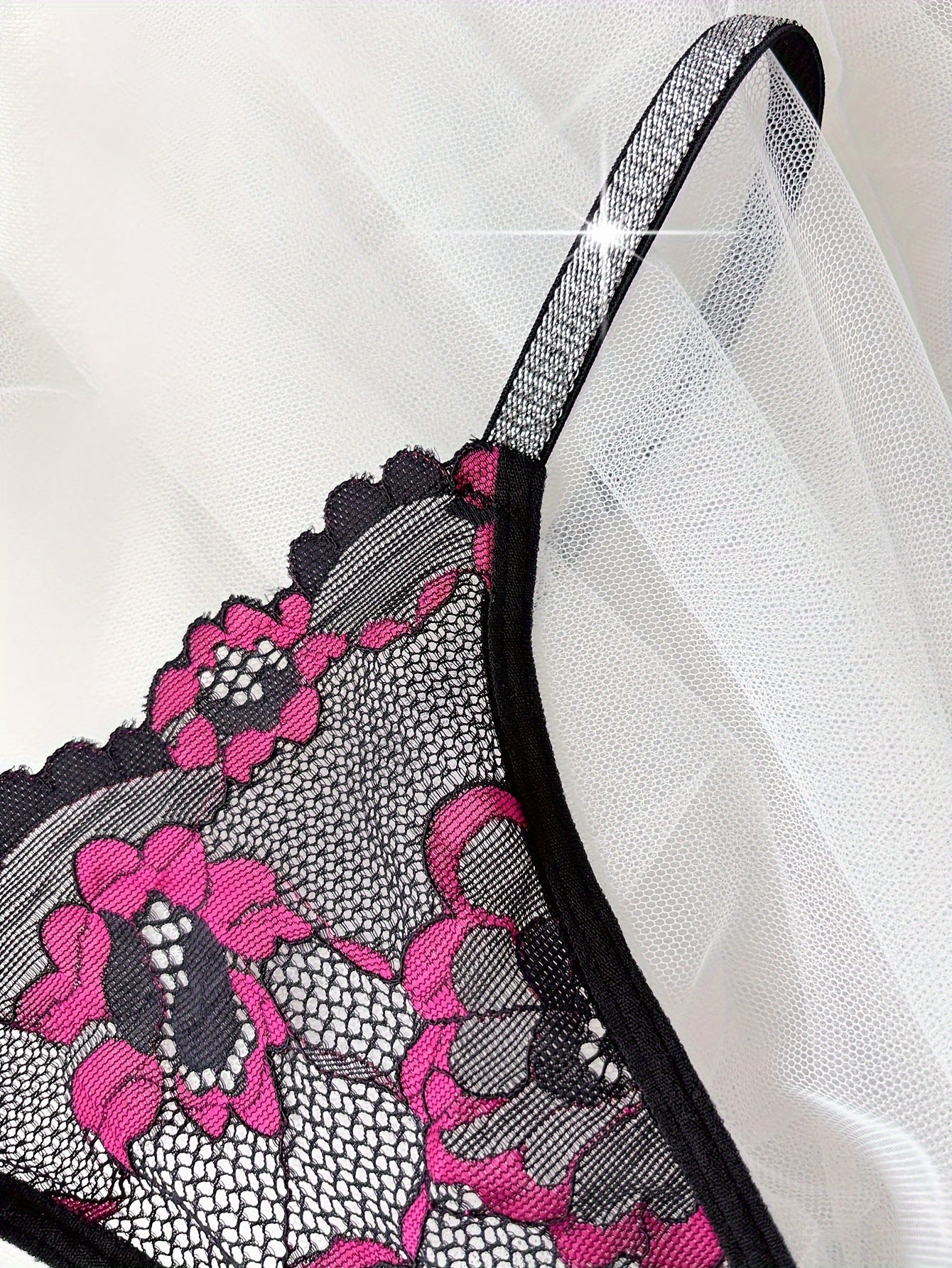 Floral lace thong with shimmering detail, hand washable and made of elastane fabric.