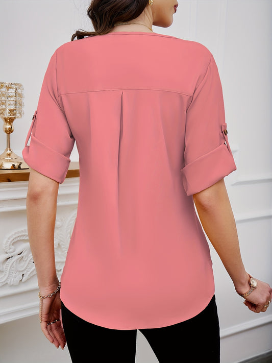 Pleated blouse with crew neck and short sleeves, perfect for spring and summer.