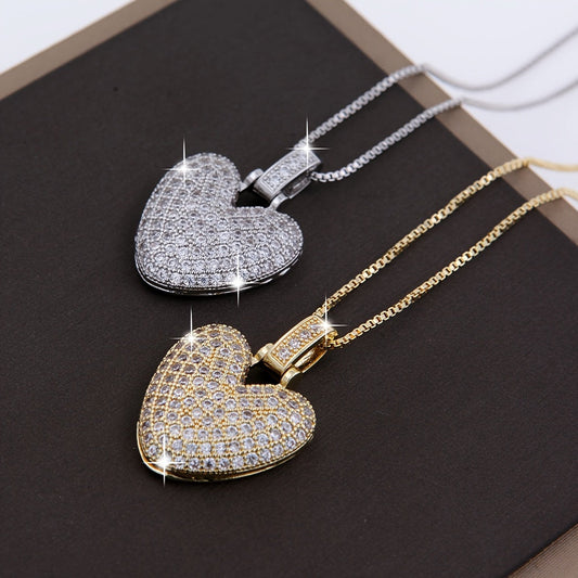 This elegant cubic zirconia heart pendant princess necklace exudes simplicity and sparkle. A perfect gift for women, it is ideal for Valentine's Day, anniversaries, and daily wear.