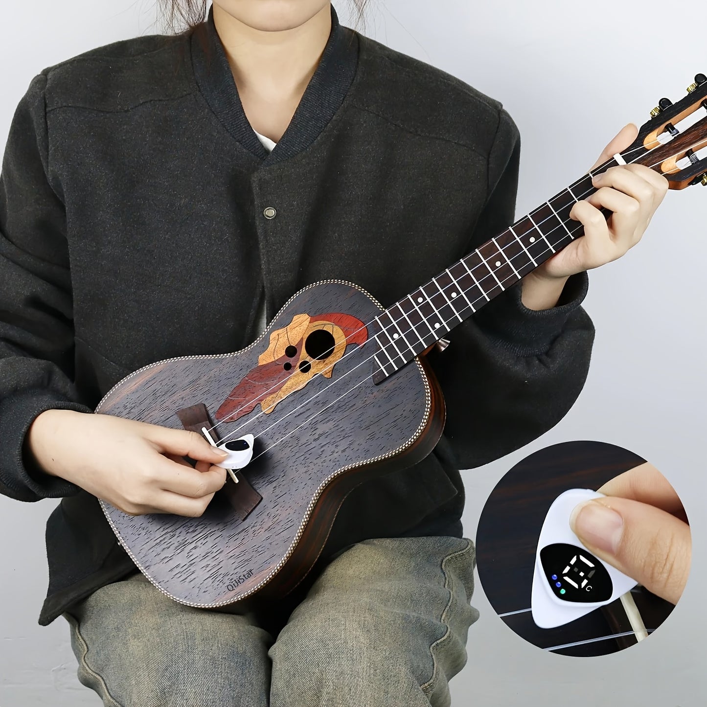 QiJiStar 2-in-1 Gitara Piki va Tuner - Xalq gitarlari va ukulelalar uchun portativ tonni kalibrlovchi, 12-tonli teng temperament, oq ABS qatroni, batareya bilan ishlaydi