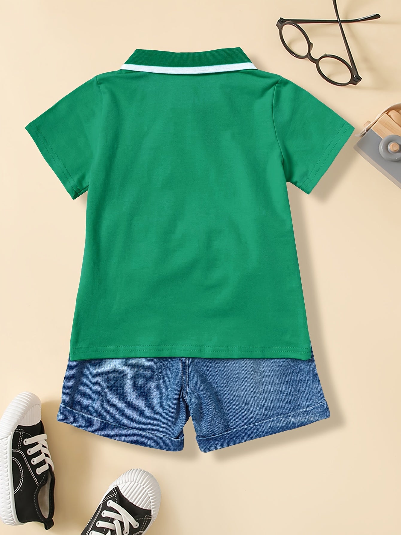 Boys' casual t-shirt with coconut tree design, made of polyester blend with medium stretch. This short sleeve top features a lapel collar and button detail, perfect for weekends. Suitable