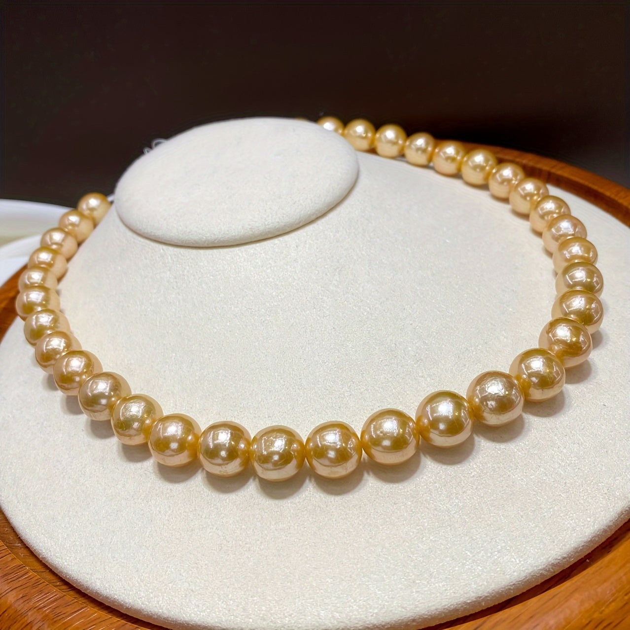 This exquisite luxury freshwater pearl necklace boasts an elegant and royal style, making it perfect for daily wear, parties, and gifting. An ideal choice for Mother's Day and wedding anniversaries, this versatile piece is suitable for all seasons.