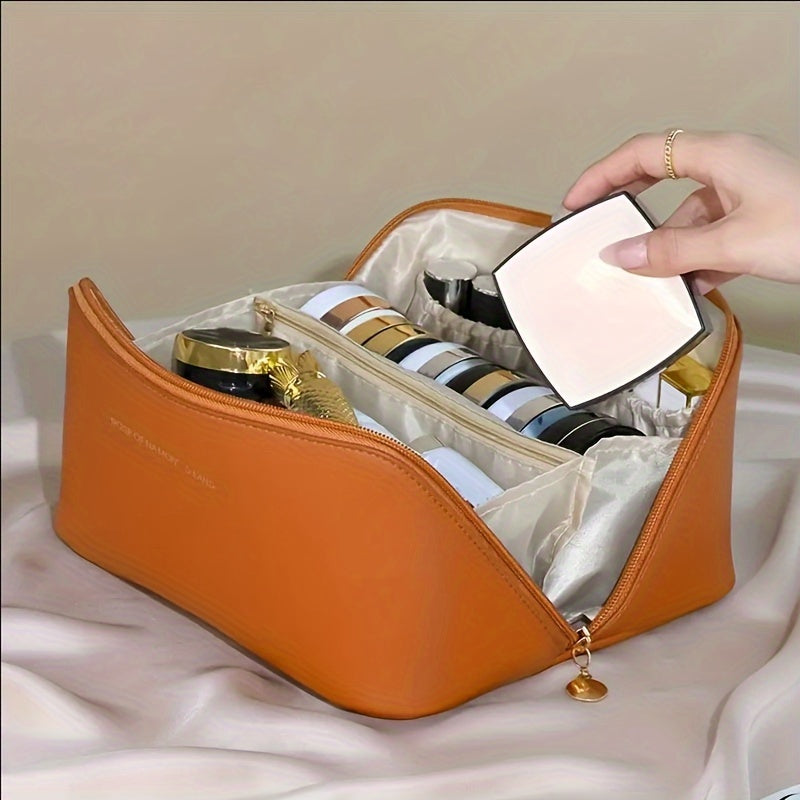 Double-layer travel cosmetic bag in leather for men and women.