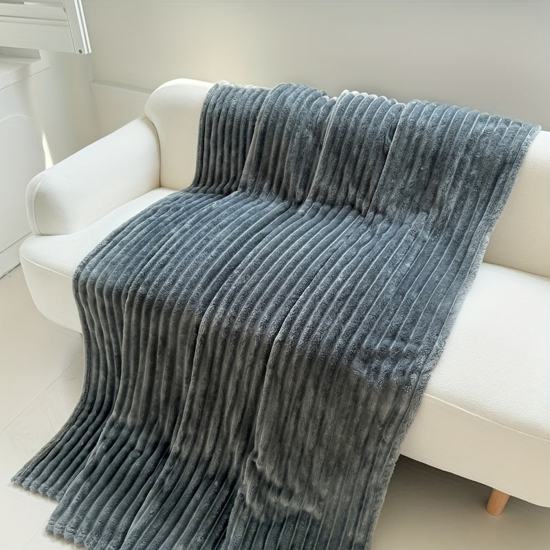 Soft and fluffy flannel blanket in solid color, perfect for snuggling on the sofa or taking a nap. 1 piece included.