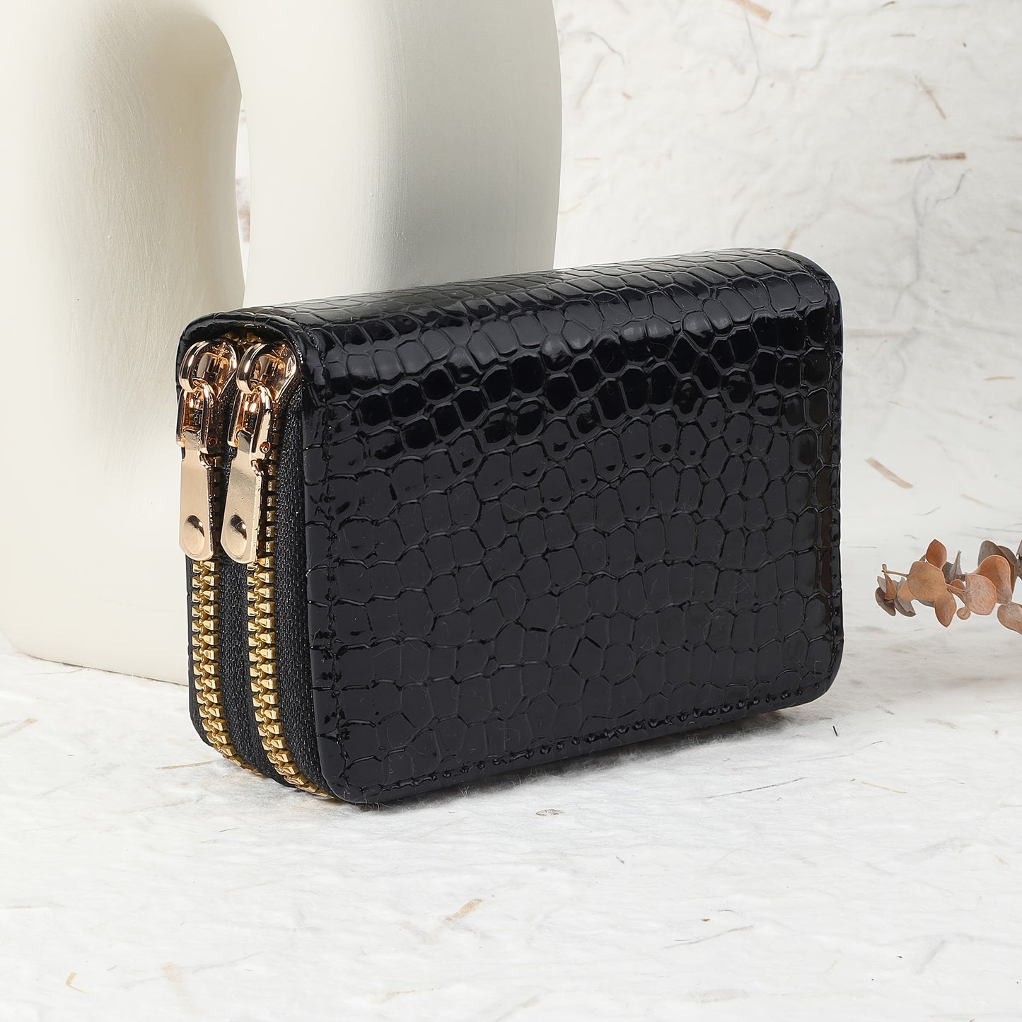 Women's crocodile pattern zipper wallet made of synthetic leather with double zipper, multi-card holder, available in green, white, pink, red, and black. Secure and stylish accessory.