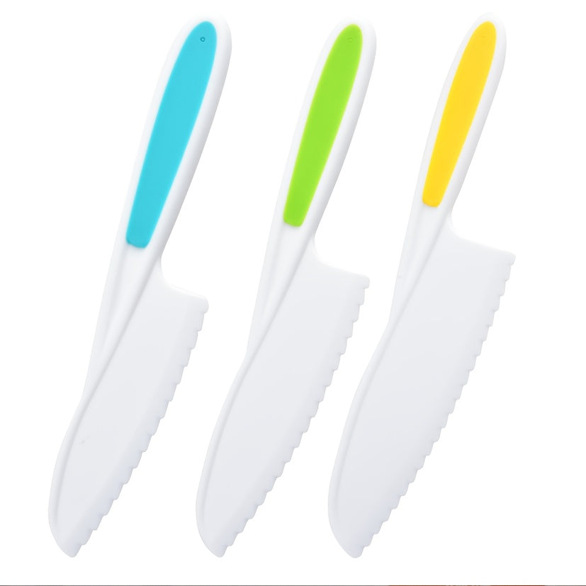 Set of 4 SafeCut Plastic Knives for Cutting Fruit and Cake, Non-Serrated, Safe for Food Contact, Essential Kitchen Tools