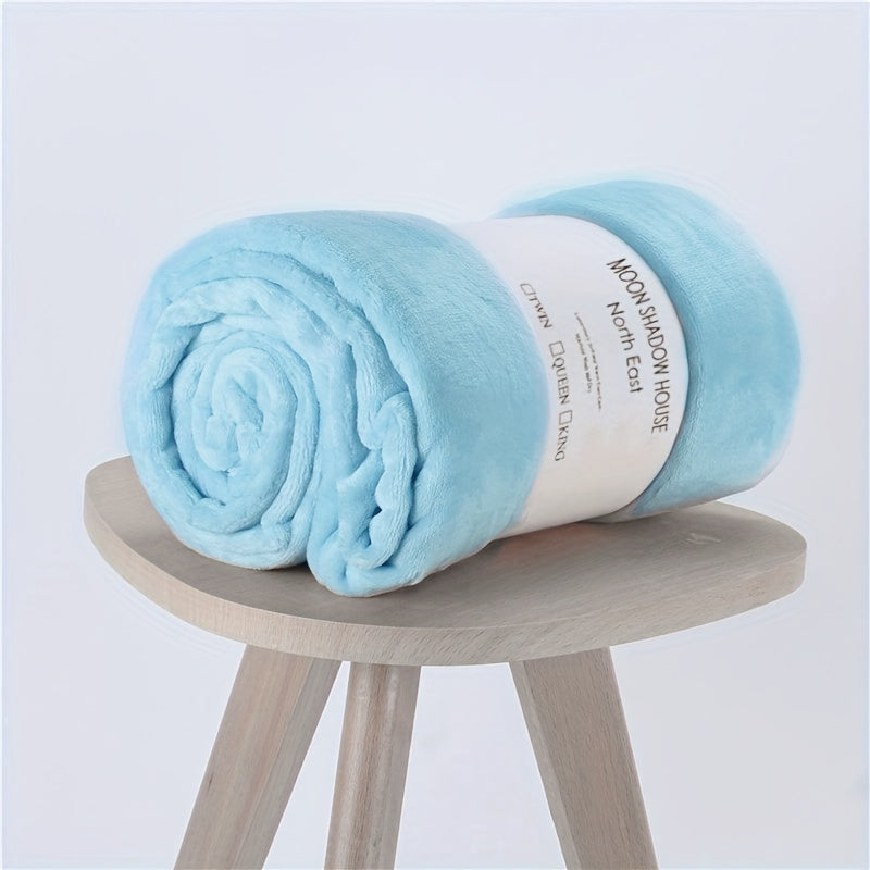 Soft and plush fleece blanket for the couch, in a solid color. This 300GSM flannel blanket is super soft and fuzzy, perfect for all seasons. A cozy and stylish Christmas present.