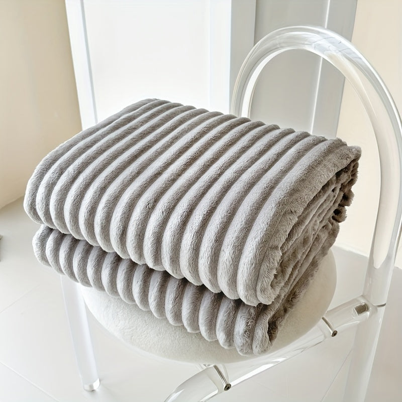 Soft and fluffy flannel blanket in solid color, perfect for snuggling on the sofa or taking a nap. 1 piece included.