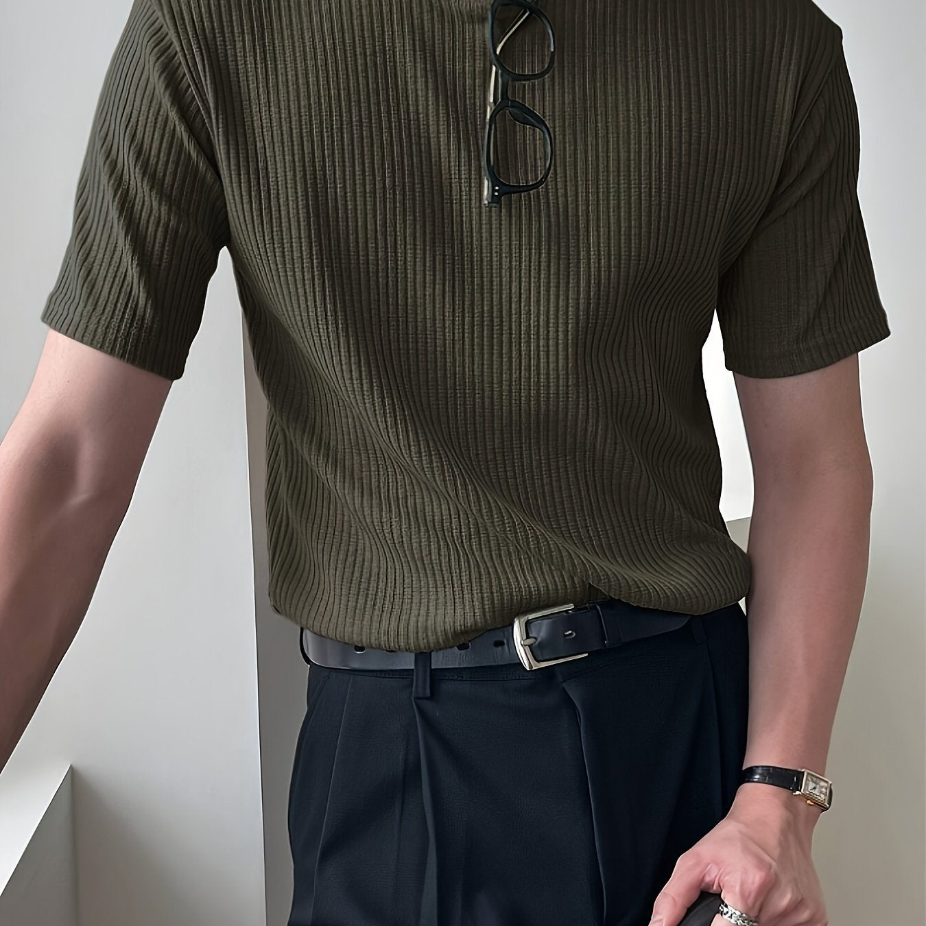 Men's stylish and breathable summer t-shirt with a crew neck and short sleeves in solid color, perfect for daily and outdoor wear.