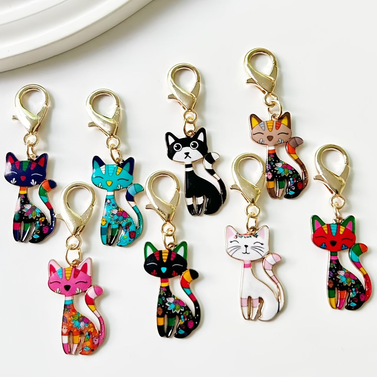 A collection of traditional cat-shaped keychains, 8 stylish zinc alloy keychains, whimsical cartoon animal pendants, perfect for embellishing handbags, car keys, and backpacks. Great for everyday use or as unique party favors for school events.