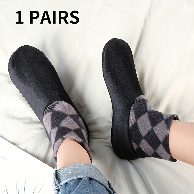 One pair of warm, velvet-lined, anti-slip socks for men and women in autumn and winter, perfect for indoor and outdoor use. Includes two pairs of socks.