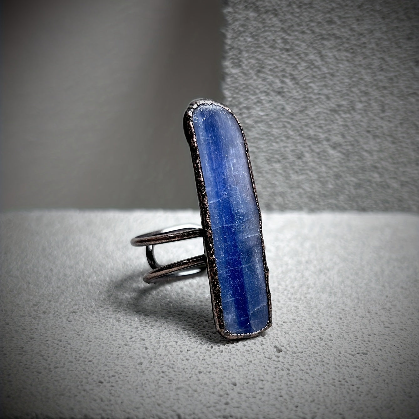 Adjustable exaggerated ring with an irregular natural stone inlay, suitable for both men and women to match daily outfits. The shape of the stone is unique and uncertain.