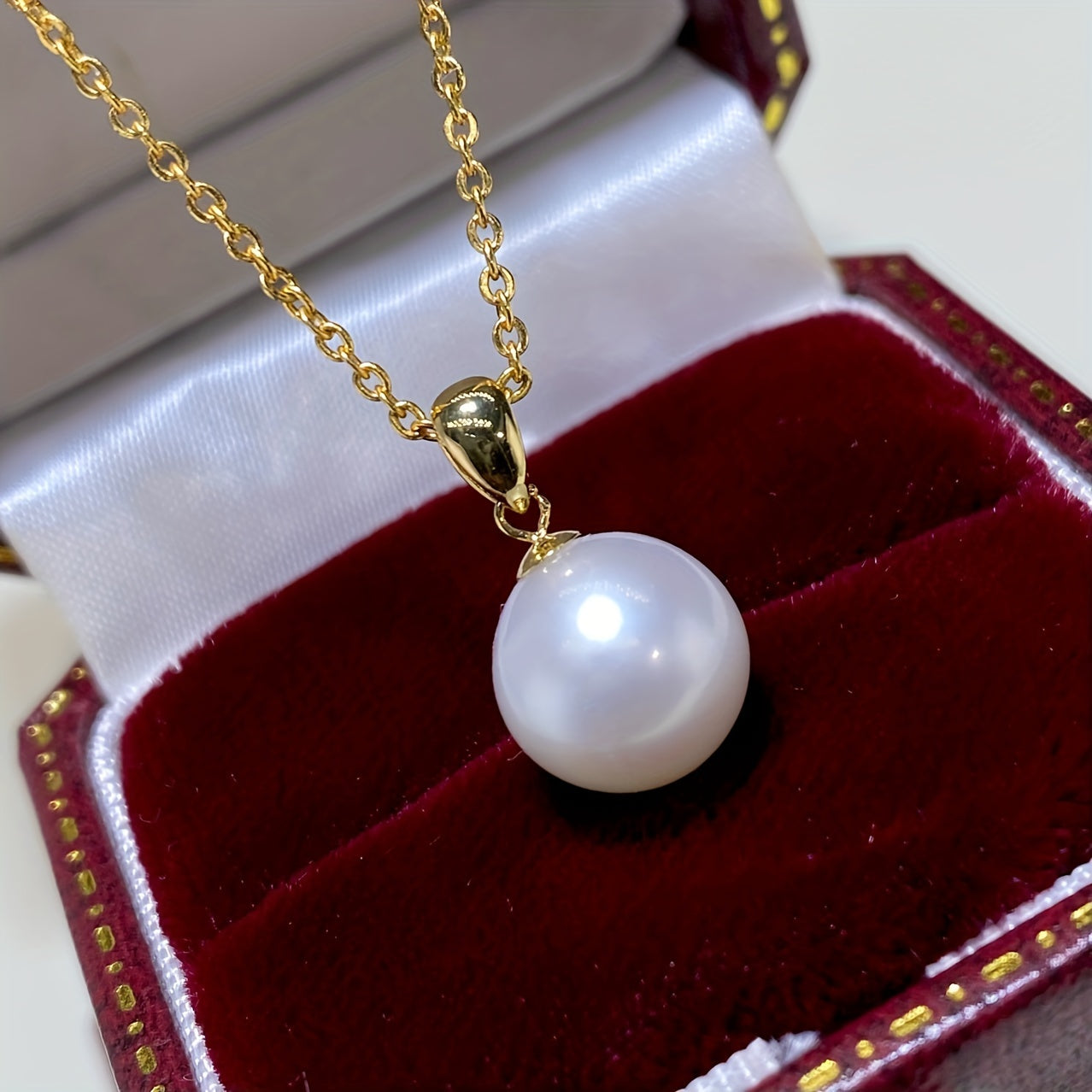 Elegant freshwater pearl necklace with a melon seed buckle pendant. This round, bright light pearl pendant is the perfect jewelry gift for parties, to give to friends, girlfriends, or mothers for daily wear.