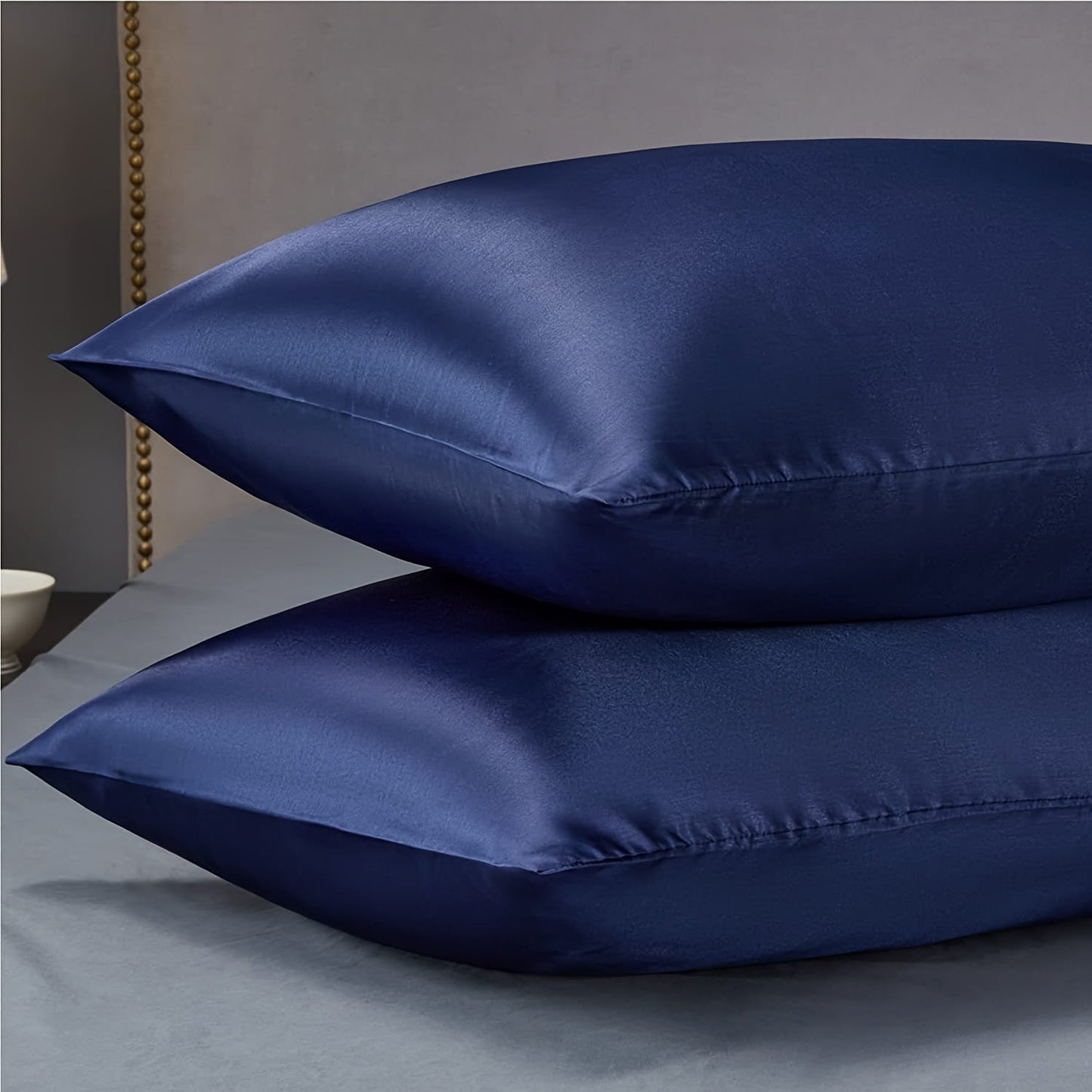 Pair of 2 Satin Pillow Protectors, Hypoallergenic and Soft Silk-Like Feel, Resistant to Wrinkles, Machine Washable, Made of Polyester with 80-85g Fabric Weight, No-Pilling Technology