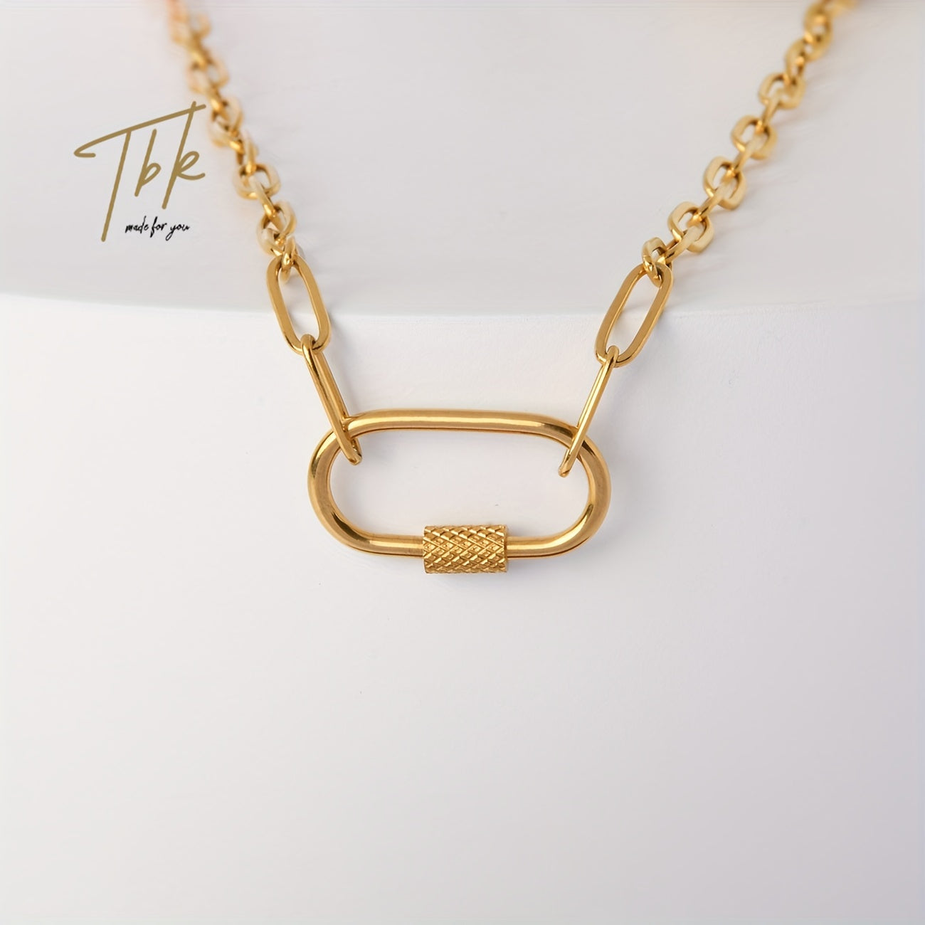 Get the trend with our [Bestseller] 18K Gold-Plated Paperclip Chain Necklace made of Adjustable Hypoallergenic Titanium Steel. It's the ideal present for Christmas, Mother's Day, Valentine's Day, Birthdays - comes with a Packaging Box. Shining and