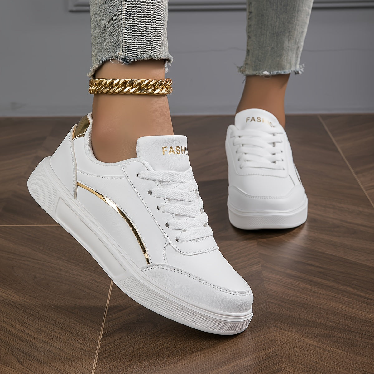 Casual women's white shoes, lightweight and comfortable skate sneakers.