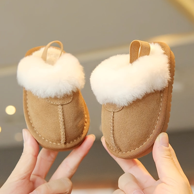 Adorable baby slippers, from 0-18 months, with plush lining for warmth and soft soles for comfort. Perfect for autumn, indoor leisure, and early walking.