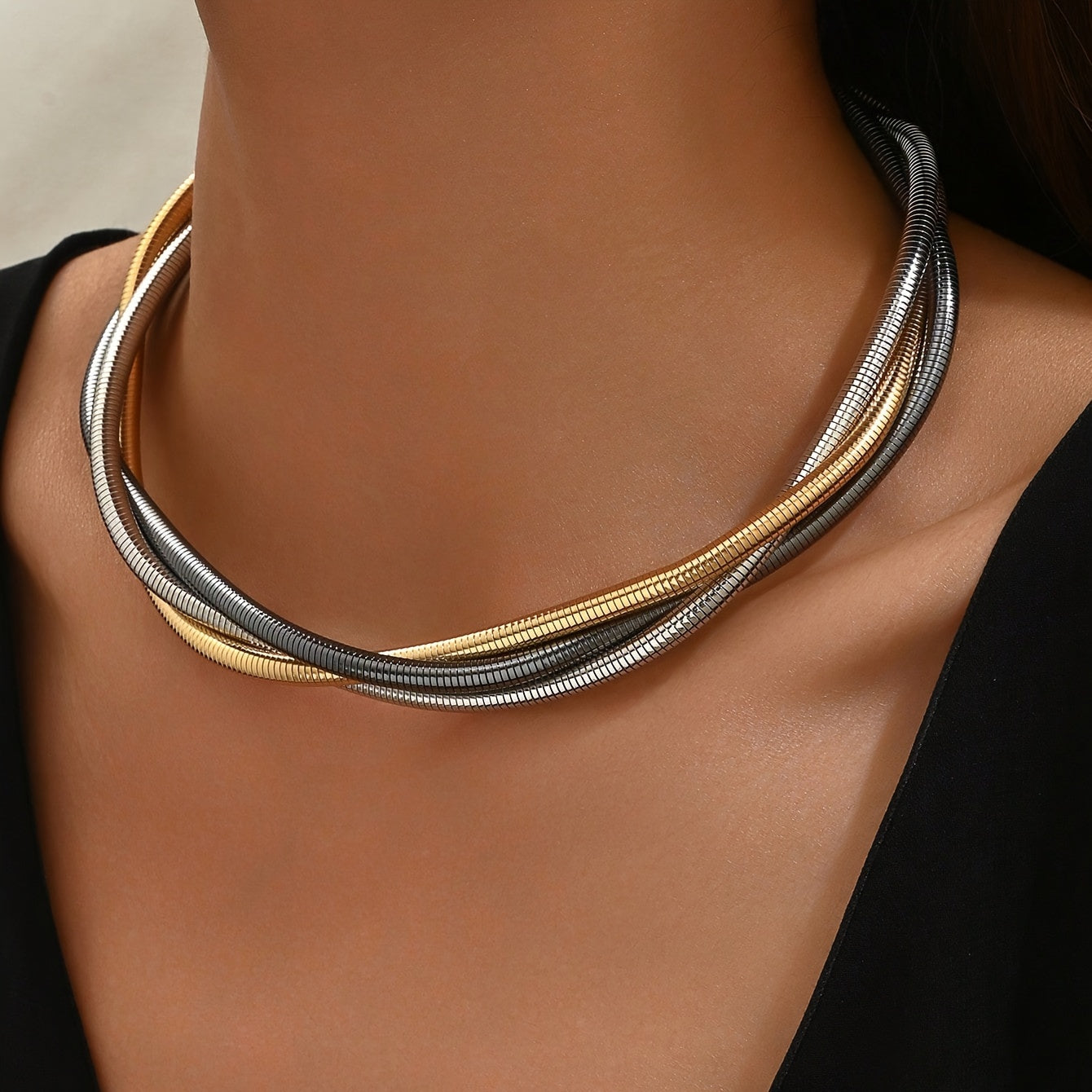 Stylish Vintage Snake Bone Metal Necklace with Cool Wind, High-End and Exaggerated Personality, Ideal for Fashionable Women's Clavicle Chain