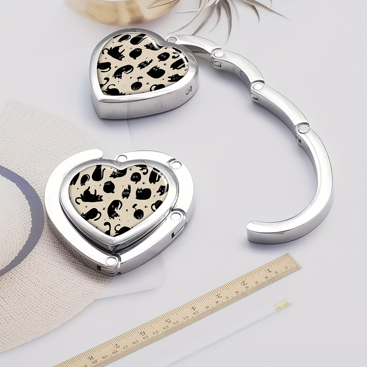 Heart-Shaped Foldable Purse Hanger with Chic Vintage Style - Tabletop Hook made of Zinc Alloy for Handbags & Keys featuring an Adorable Cat Design