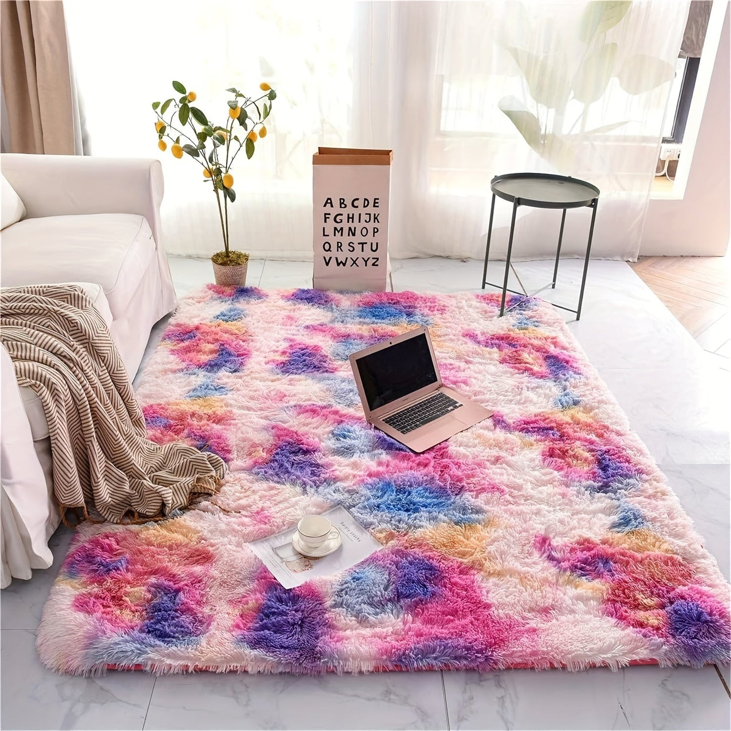 Soft shaggy area mat with a tie-dye design, made with 260g polyester and a 0.6cm thick sponge base. Features a 21 density for added comfort. Machine washable and suitable for indoor use in living rooms, bedrooms, game rooms, and dorms. This Nordic style