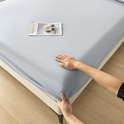 Single piece solid color fitted sheet with brushed finish, anti-slip design, and dustproof feature, ideal for Simmons mattresses.