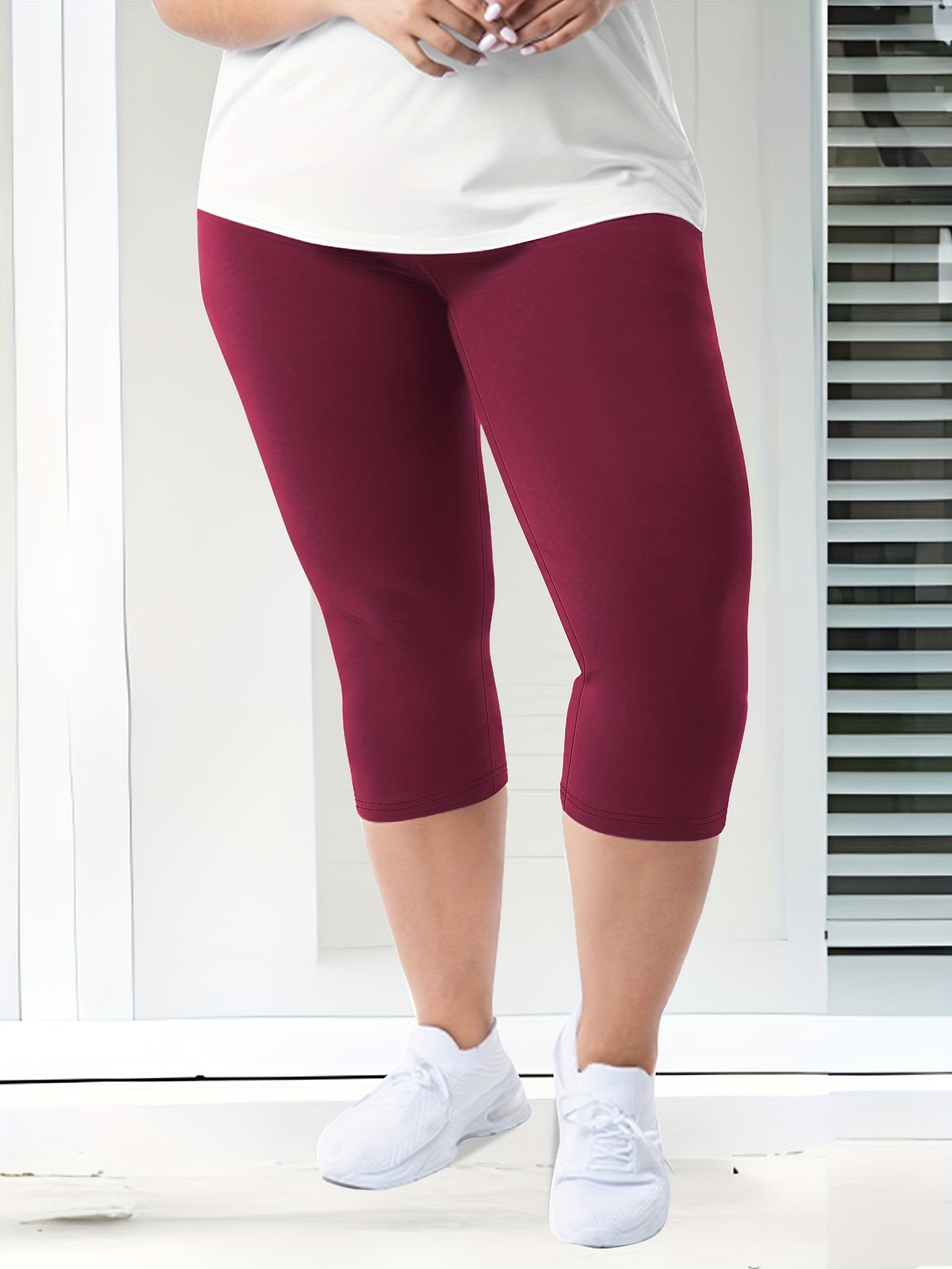 High-waist capri leggings for women in plus sizes, made from stretchy, non-see-through fabric with pockets. Ideal for spring and summer.