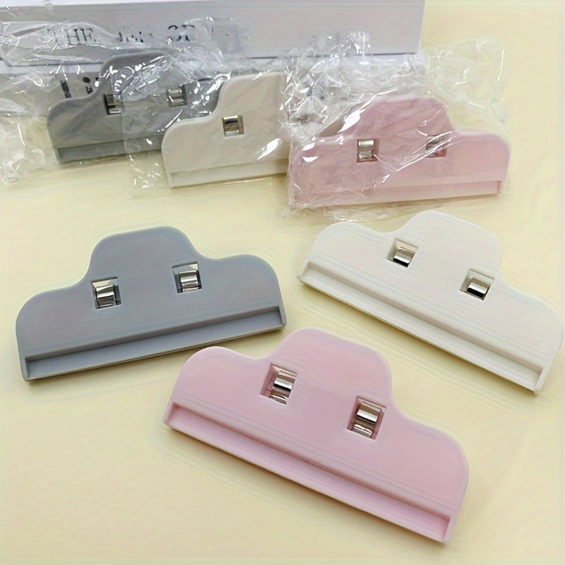 3 pieces or 5 pieces of sealing clips for the kitchen, designed specifically for sealing snacks and food bags. These strong plastic clips provide a tight seal to keep your food fresh and protected from moisture. The set includes both regular-sized and