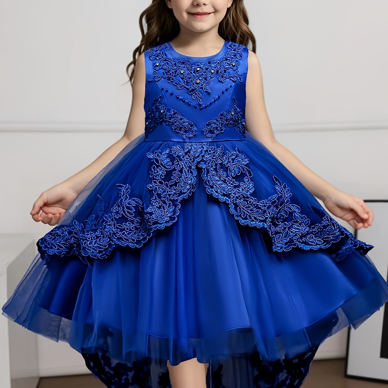 Girls' red princess dress with beaded embroidery and mesh tail, ideal for parties and weddings, made from a viscose/polyester blend.