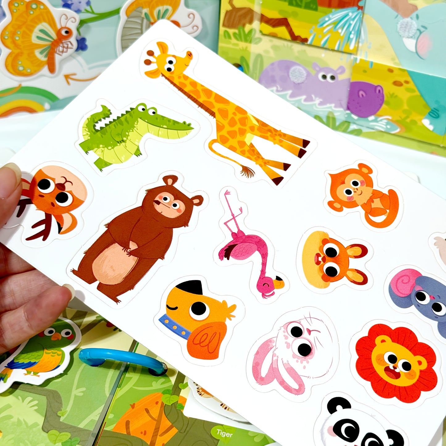 Animal puzzle sticker book for boys and girls, offers fun and educational learning, encourages DIY hand ability and concentration training.