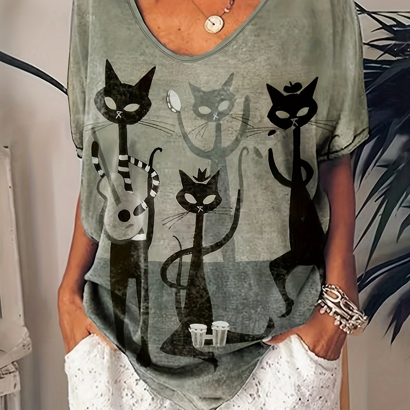 Women's casual cat print t-shirt for spring and summer.