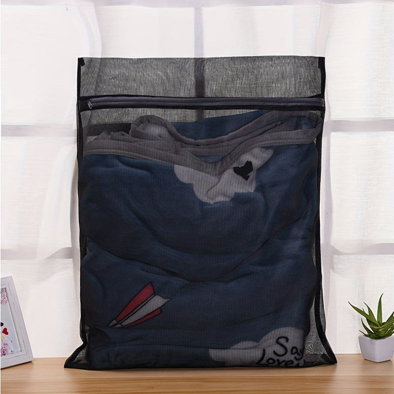 Set of 3 extra thick washing bags, perfect for household use in the washing machine. Made of durable mesh material.