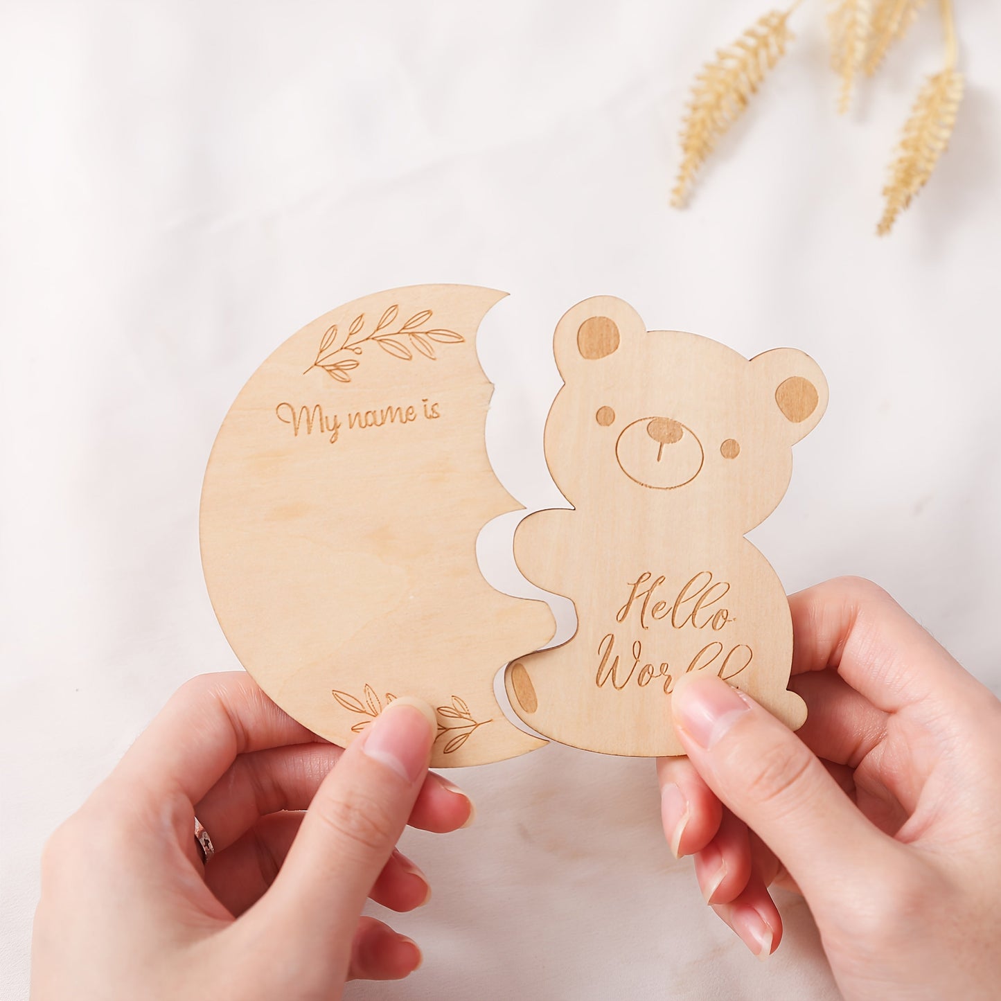 Cartoon Teddy Bear Wooden Milestone Keepsake, Growth Record and Birth Memory Card Set with Monthly Photo Props. Crafted from High-Quality Wood Materials for Baby's First Year. Perfect for Gifting during the Holiday Season.