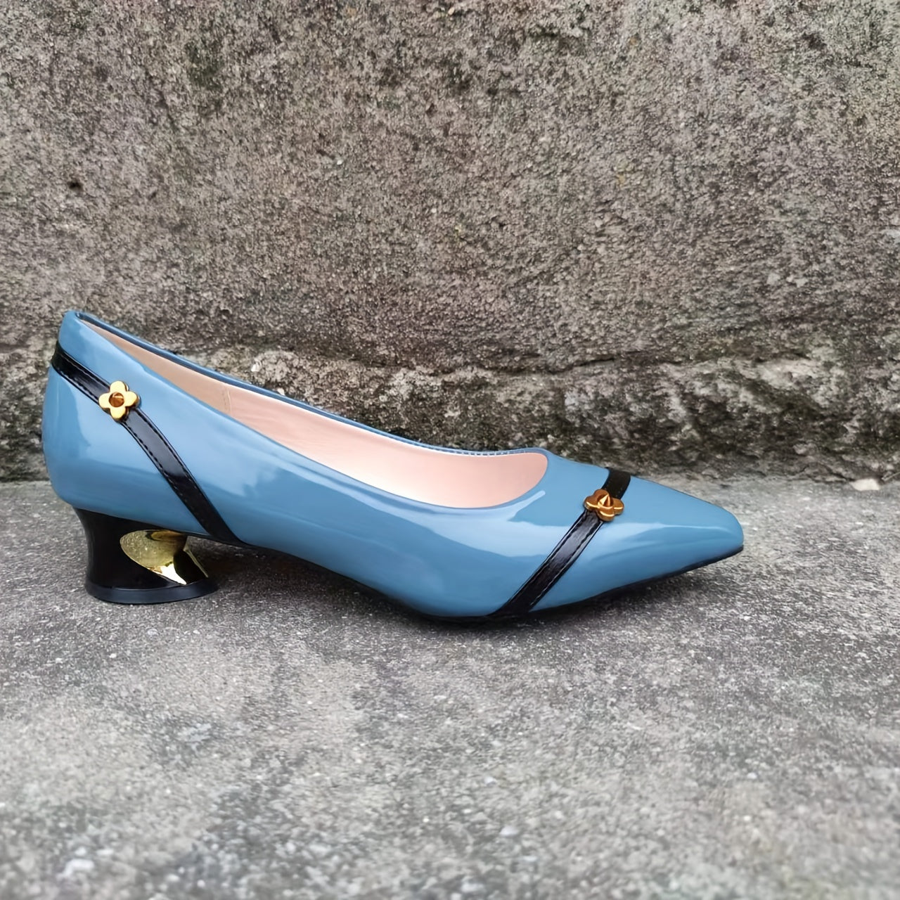 Versatile block mid heel shoes with flower decoration.