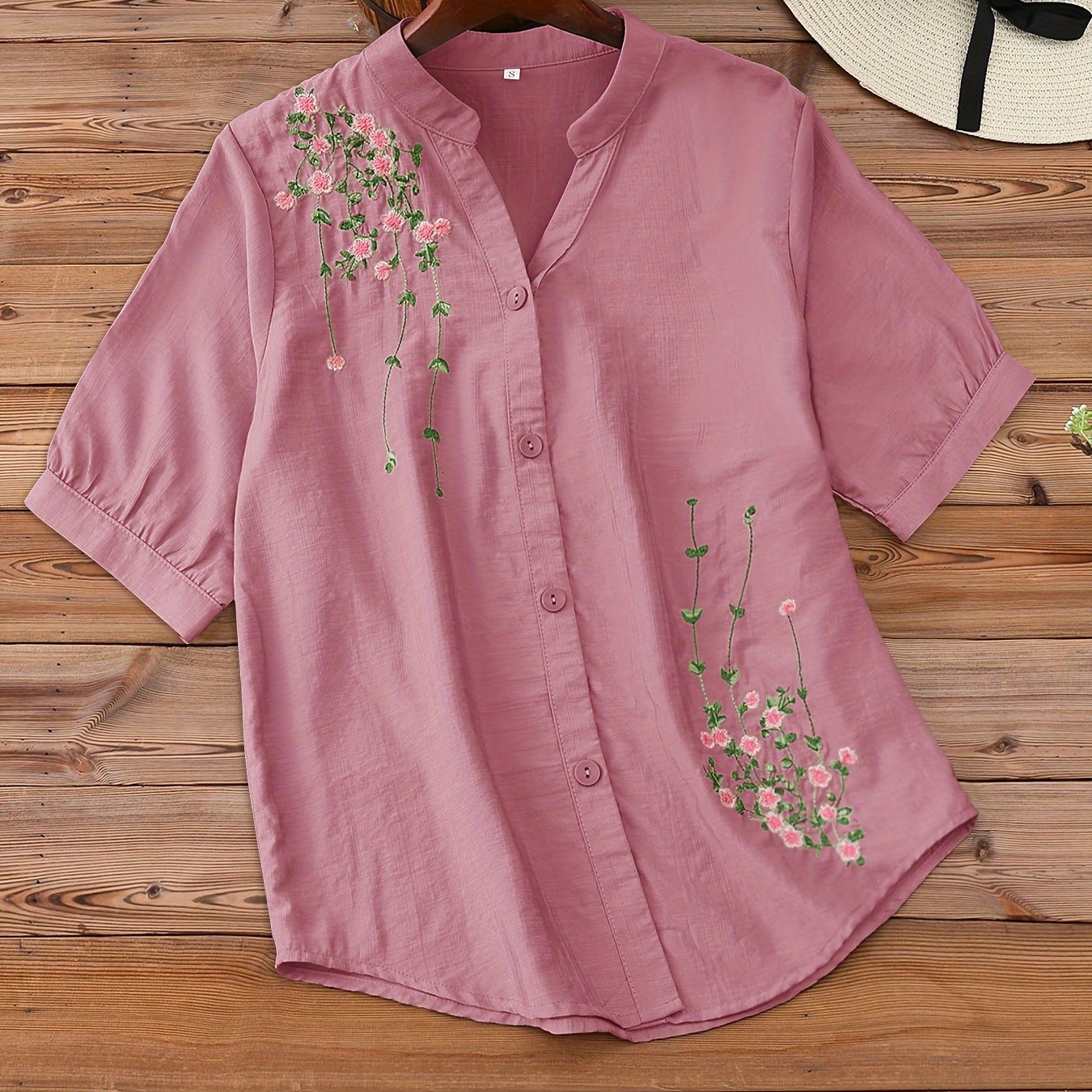 Floral embroidered women's blouse with v-neck and short sleeves, made of rayon and polyamide. Machine washable, ideal for spring and summer.