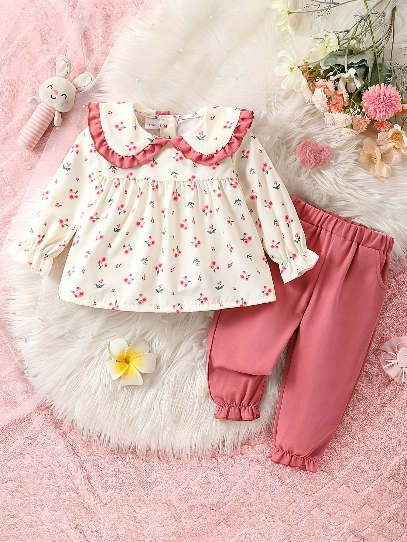 Cute baby girl outfit with floral top and pink jogger pants set - ideal for spring/autumn and parties. Made of polyester, machine washable and perfect for casual outdoor wear.