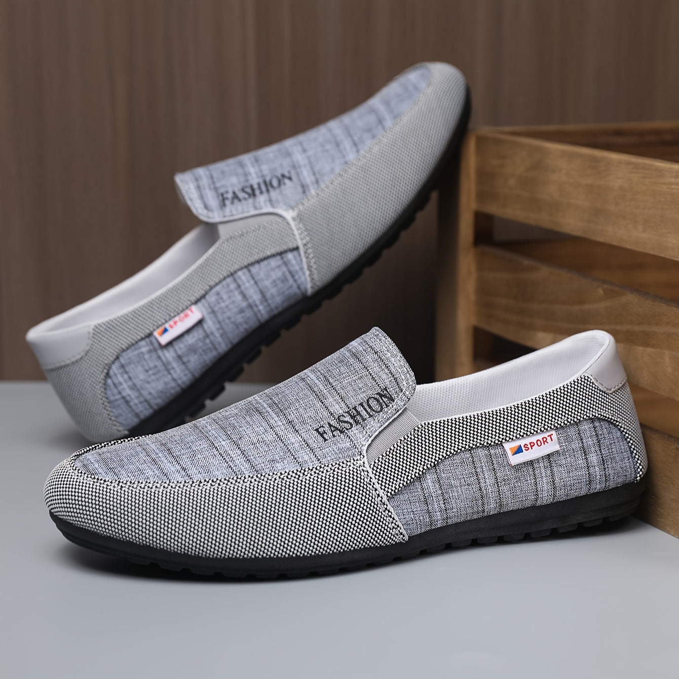 Stylish and comfortable men's canvas sneakers for spring/summer, easy slip-on and breathable.