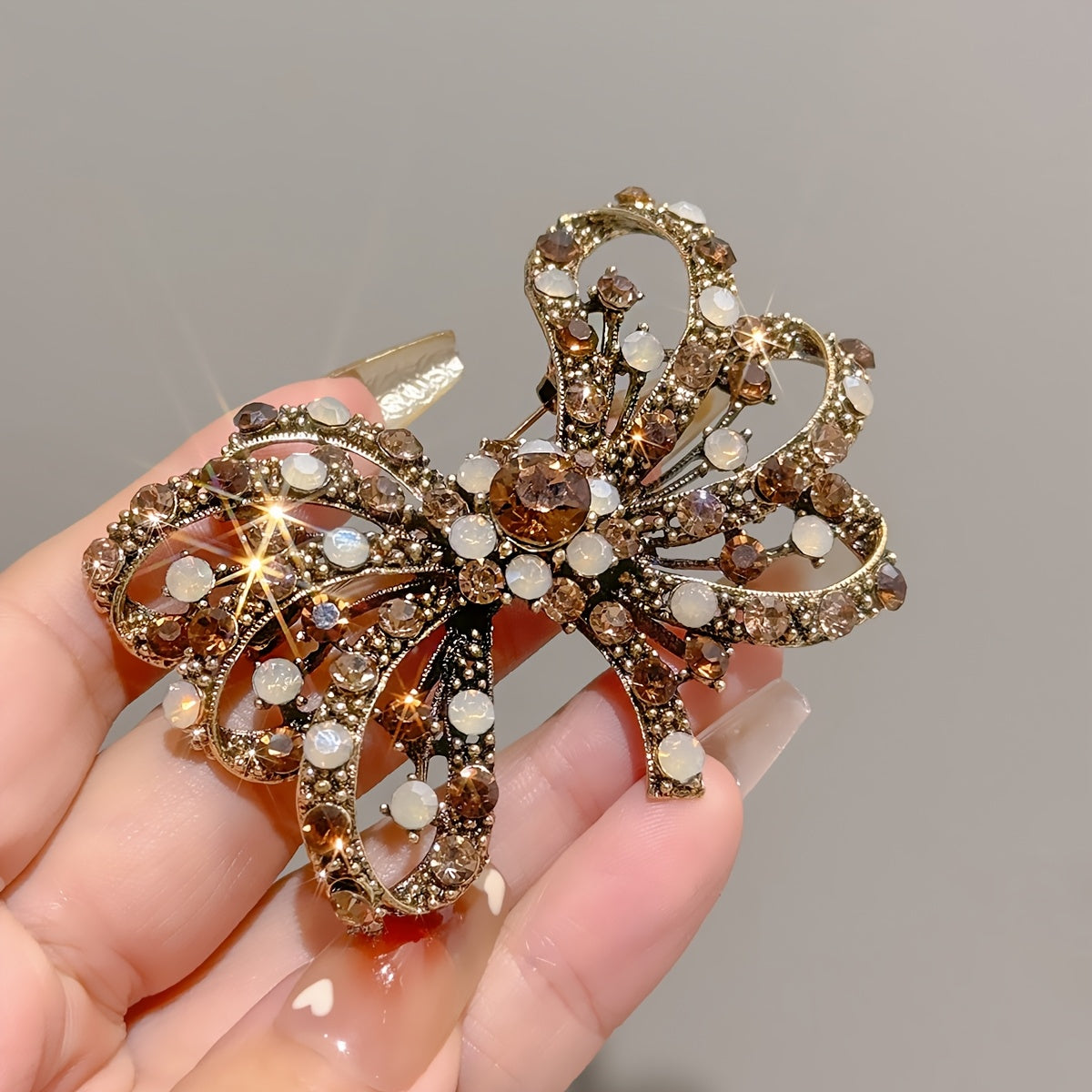 Retro uslubidagi kapalak brosh pin, rhinestone'lar bilan bezatilgan - kostyumlar va sharfalarni ko'tarish uchun ideal