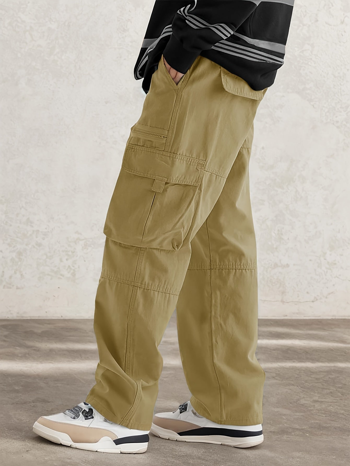 Casual drawstring pants for men with flap pockets - perfect for hiking and streetwear.