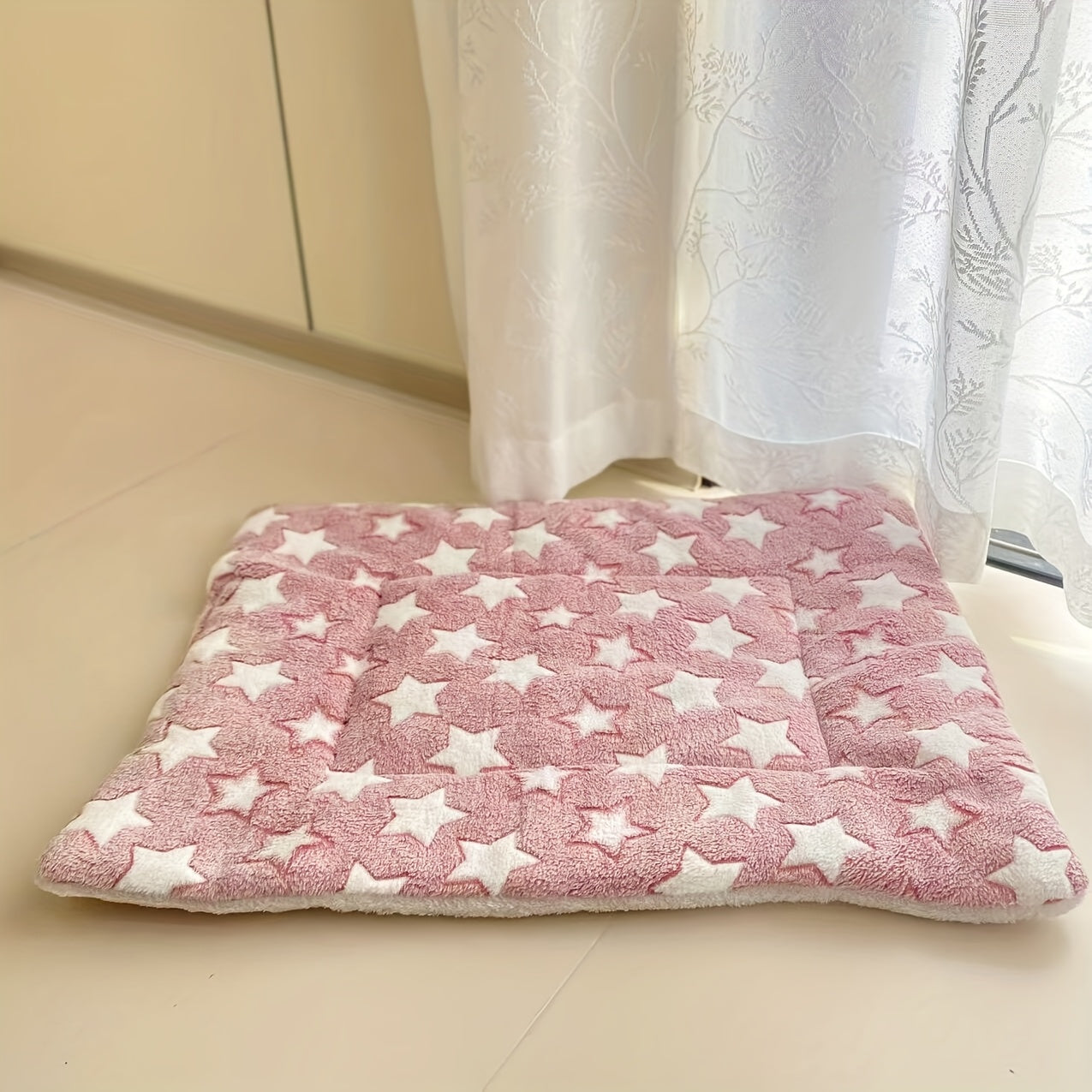 Cozy blanket for pets, ideal for cats and dogs in fall and winter.