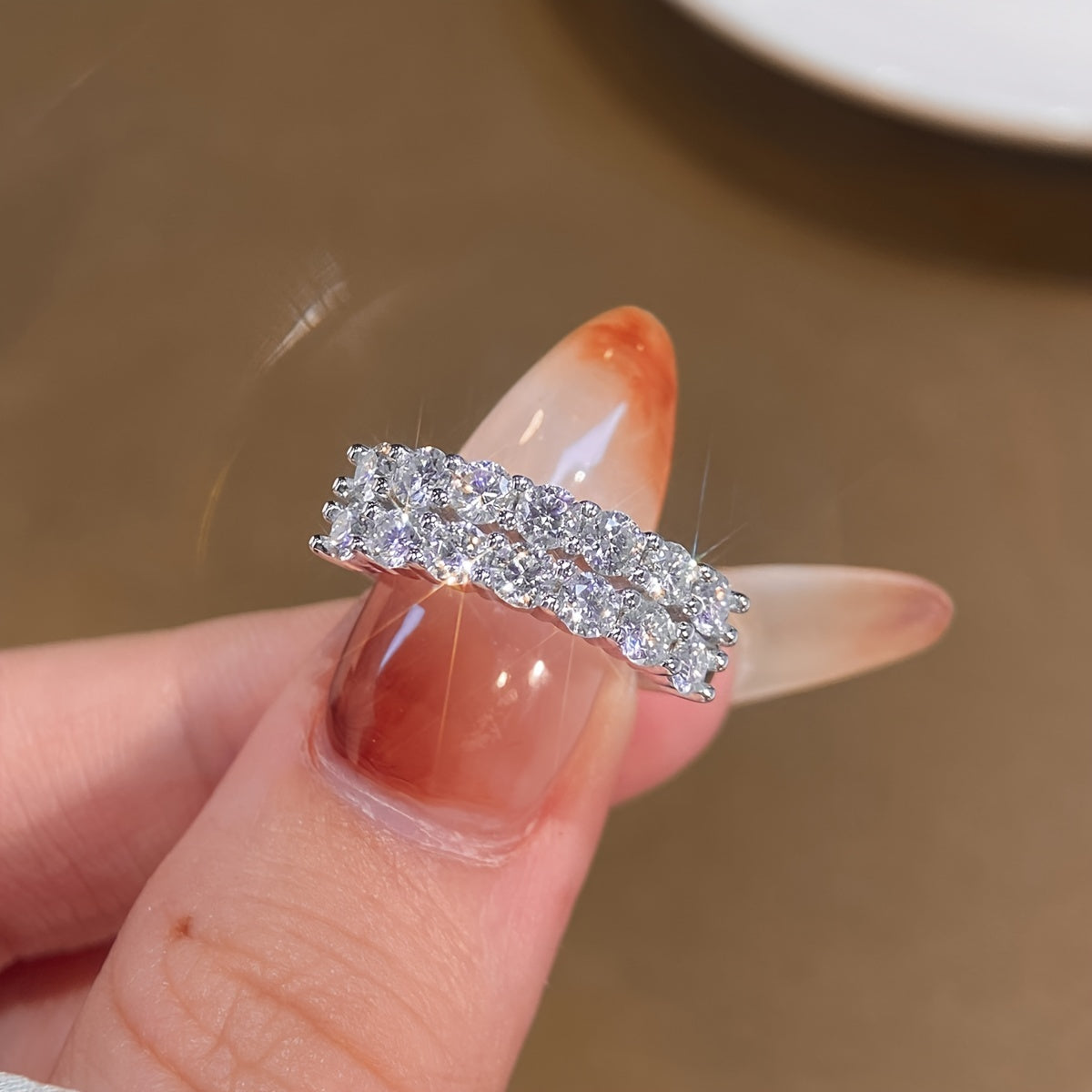 Ayollar uchun hashamatli va nozik zargarlik sovg'asi, 3mm ikki qatorli Moissanite dizayn taklif uzuki bilan, to'y, nikoh, va'dalar, yubileylar, 14-fevral yoki abadiyat uchun ideal. S925 sterling kumushdan tayyorlangan.