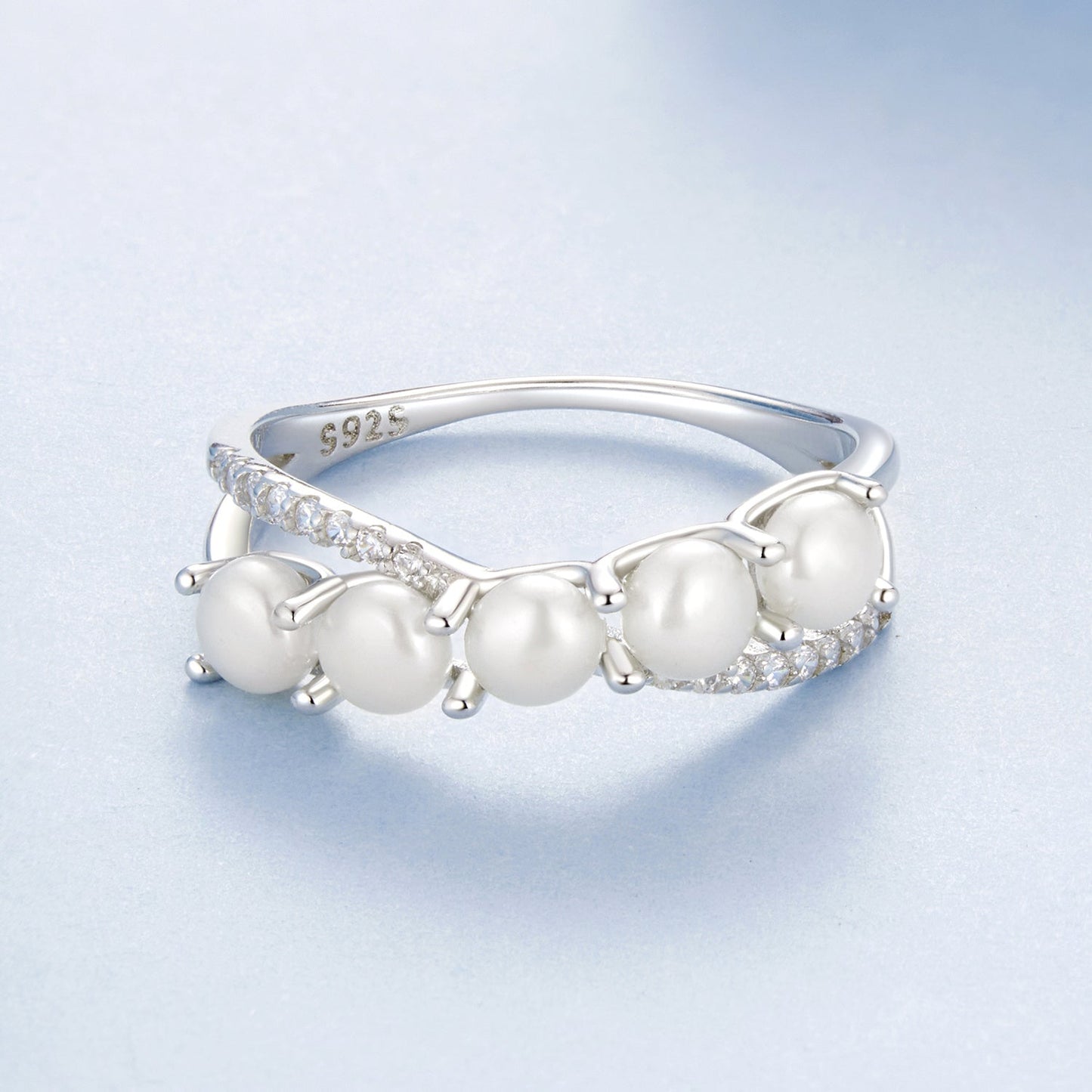 Celebrate a special occasion with this elegant women's anniversary ring, showcasing a stunning infinity symbol design crafted from 3.2 grams of 925 silver and adorned with lustrous freshwater pearls. This versatile piece is ideal for daily wear or as a